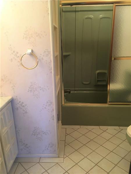 200 Olympic Road Pittsburgh, PA 15236 - Photo 18 of 25 Large, upper level full bath.