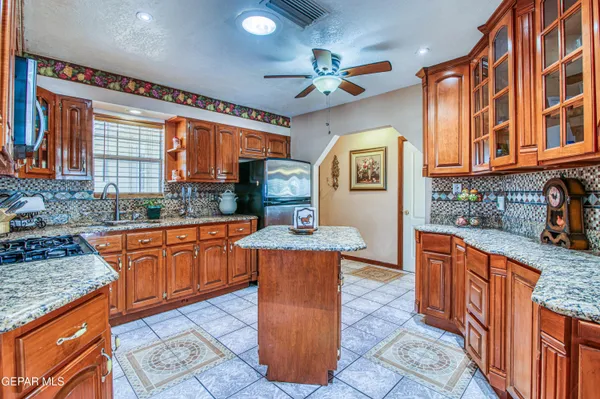 $289,000 | 916 Mike Maros Street, Fabens, TX 79838