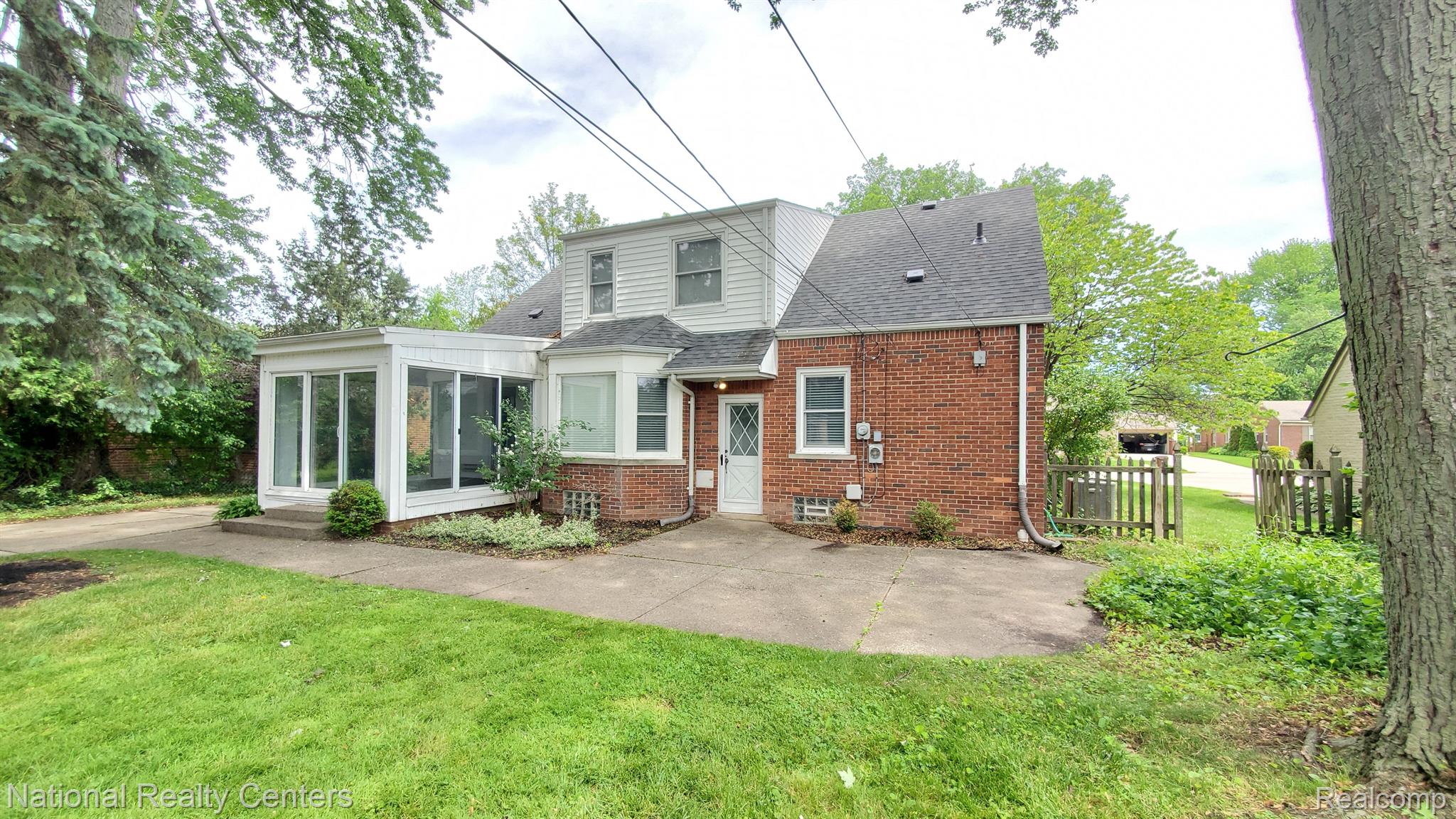 1535 South Renaud Road Grosse Pointe, MI 48236 - Photo 4 of 36 Gallery Image 4
