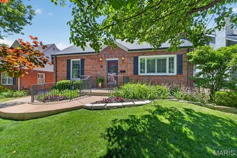 $435,000 | 920 Chelsea Avenue, Glendale, MO 63122