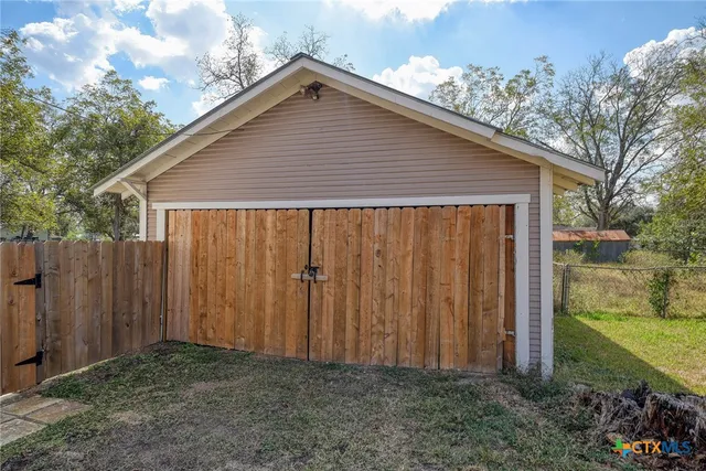 $263,500 | 116 S Avenue, Shiner, TX 77984