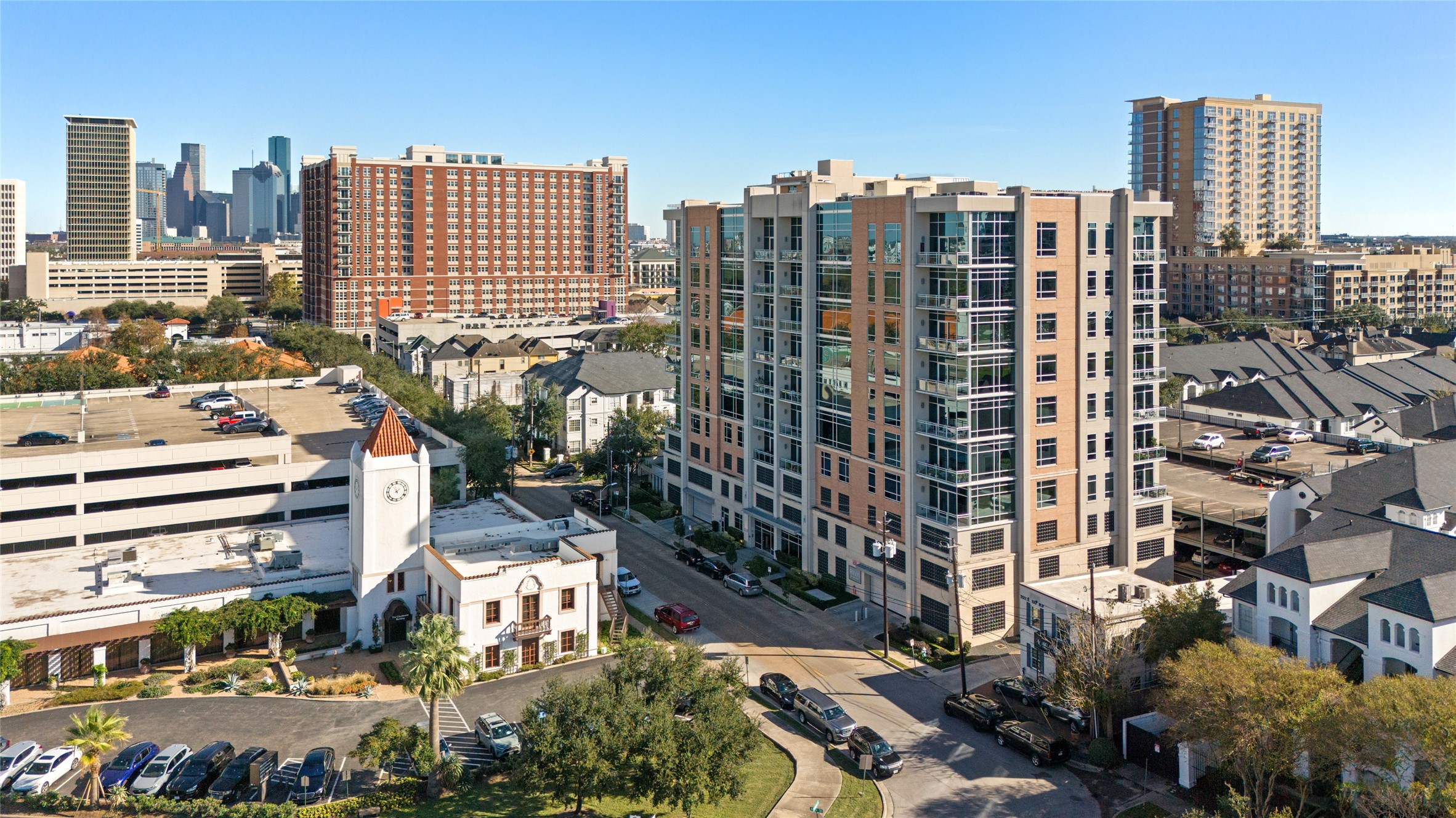 3331 D'Amico Street, Unit 904 Houston, TX 77019 - Photo 19 of 21 a view of a city with tall buildings