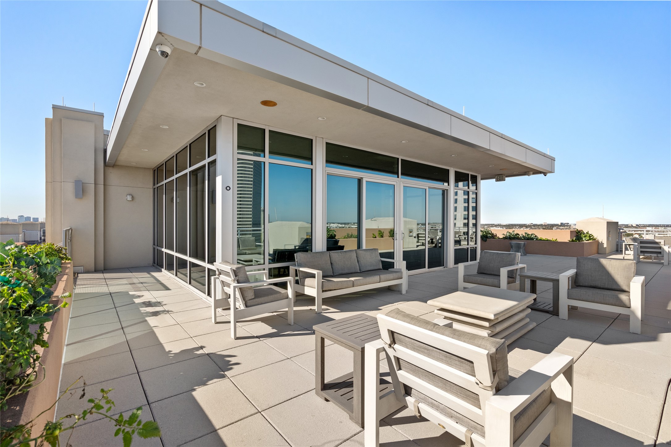 3331 D'Amico Street, Unit 904 Houston, TX 77019 - Photo 20 of 21 a view of a patio with a table and chairs under an umbrella
