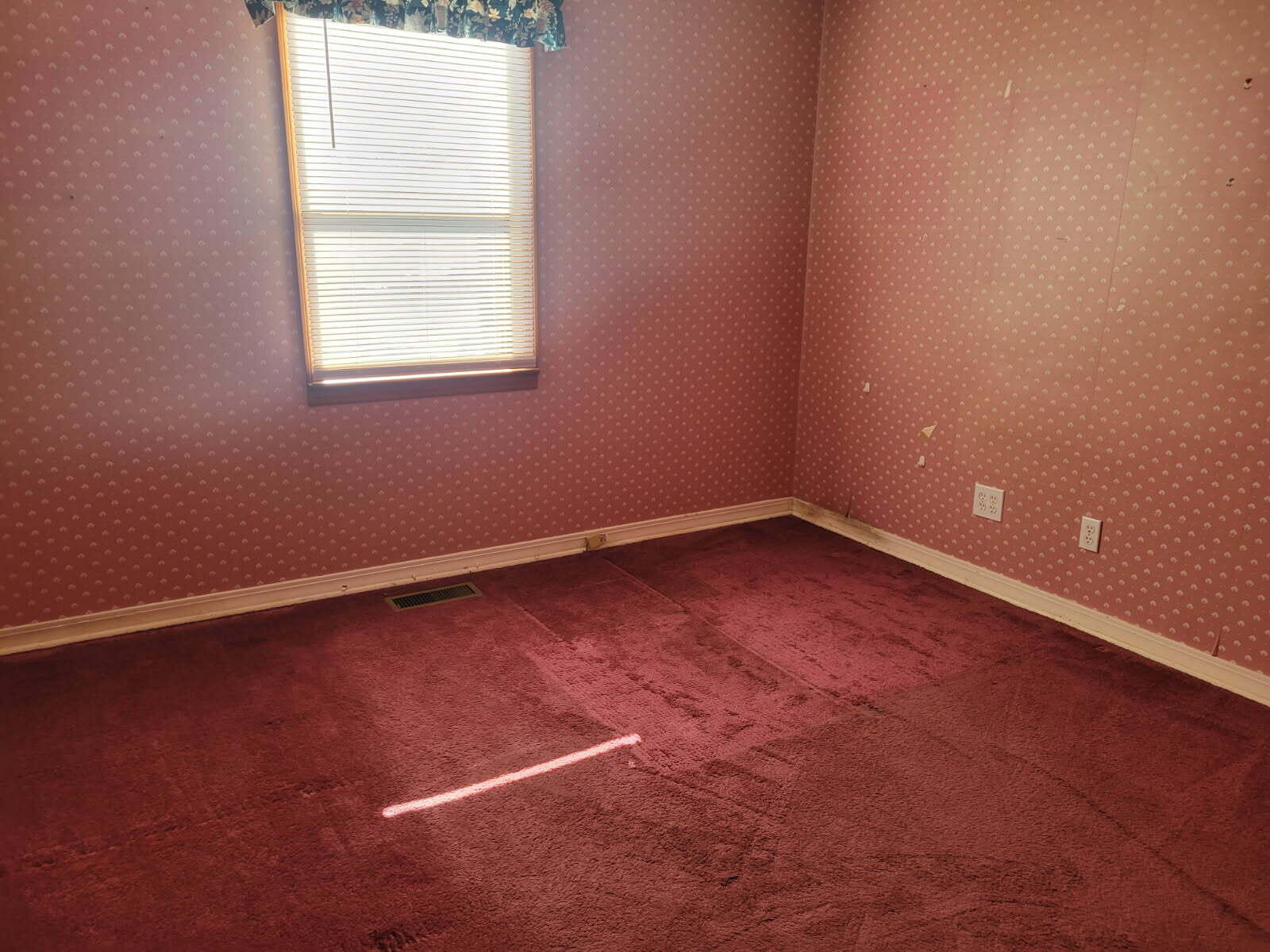 2804 Blackburn Road Southeast Cleveland, TN 37323 - Photo 11 of 18 2824 Blackburn Rd Bedroom burgney carpet