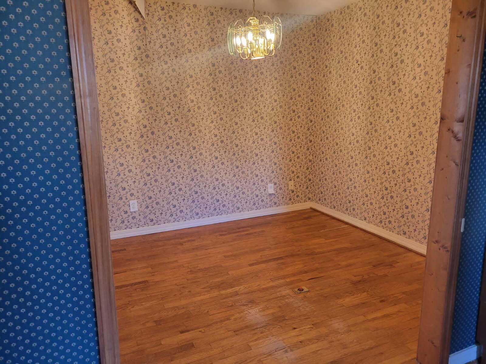 2804 Blackburn Road Southeast Cleveland, TN 37323 - Photo 12 of 18 2824 Blackburn Rd Bedroom with wallpaper