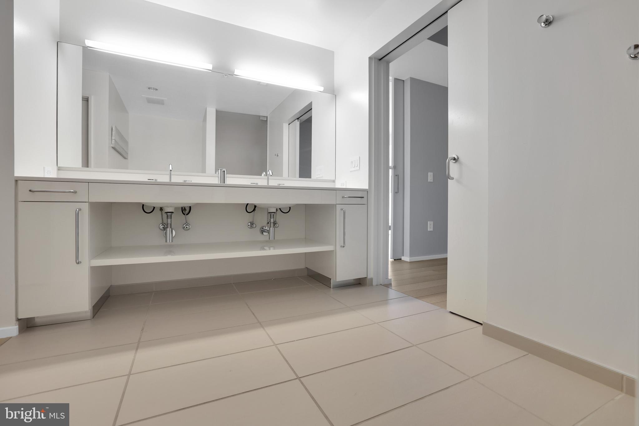 925 H Street Northwest, Unit 506 Washington, DC 20001 - Photo 21 of 36 a bathroom with a bathtub sink and mirror