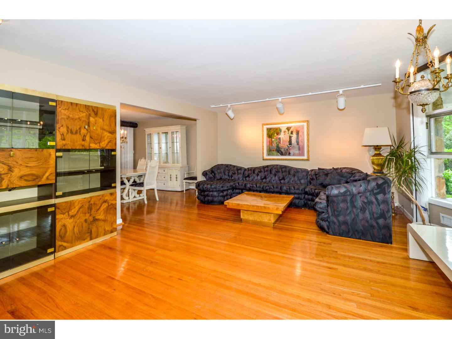 1231 Fleetwood Road Rydal, PA 19046 - Photo 8 of 25 Living Room