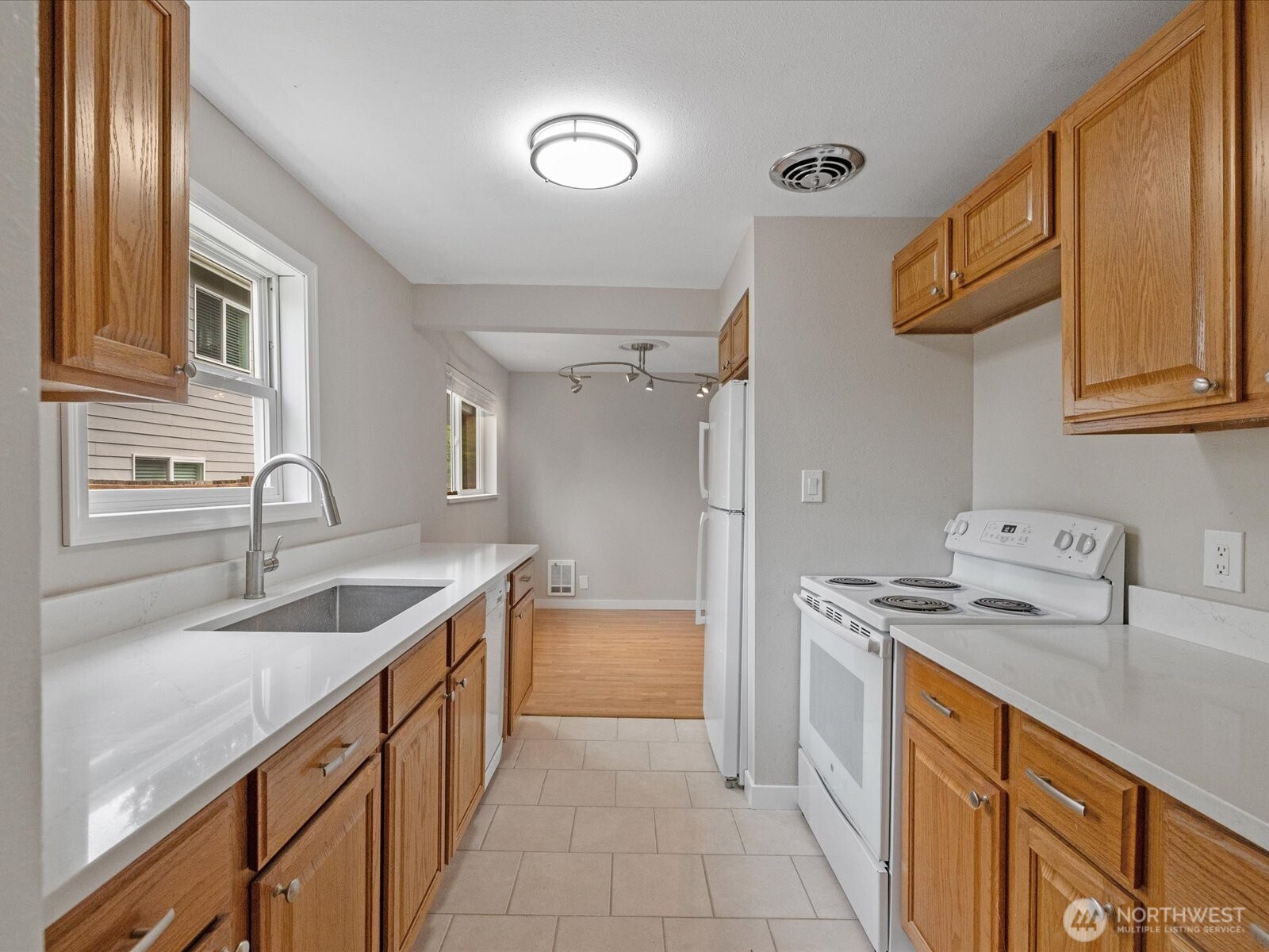 7631 201st Street Southwest Edmonds, WA 98026 - Photo 12 of 34
