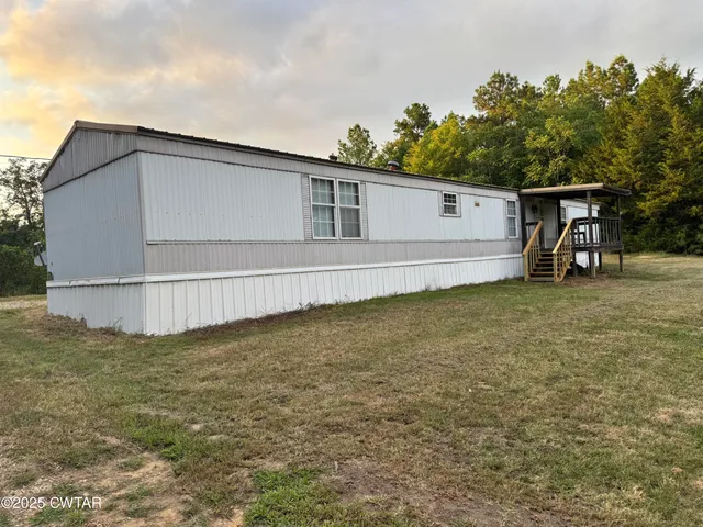 a view of a house with backyard