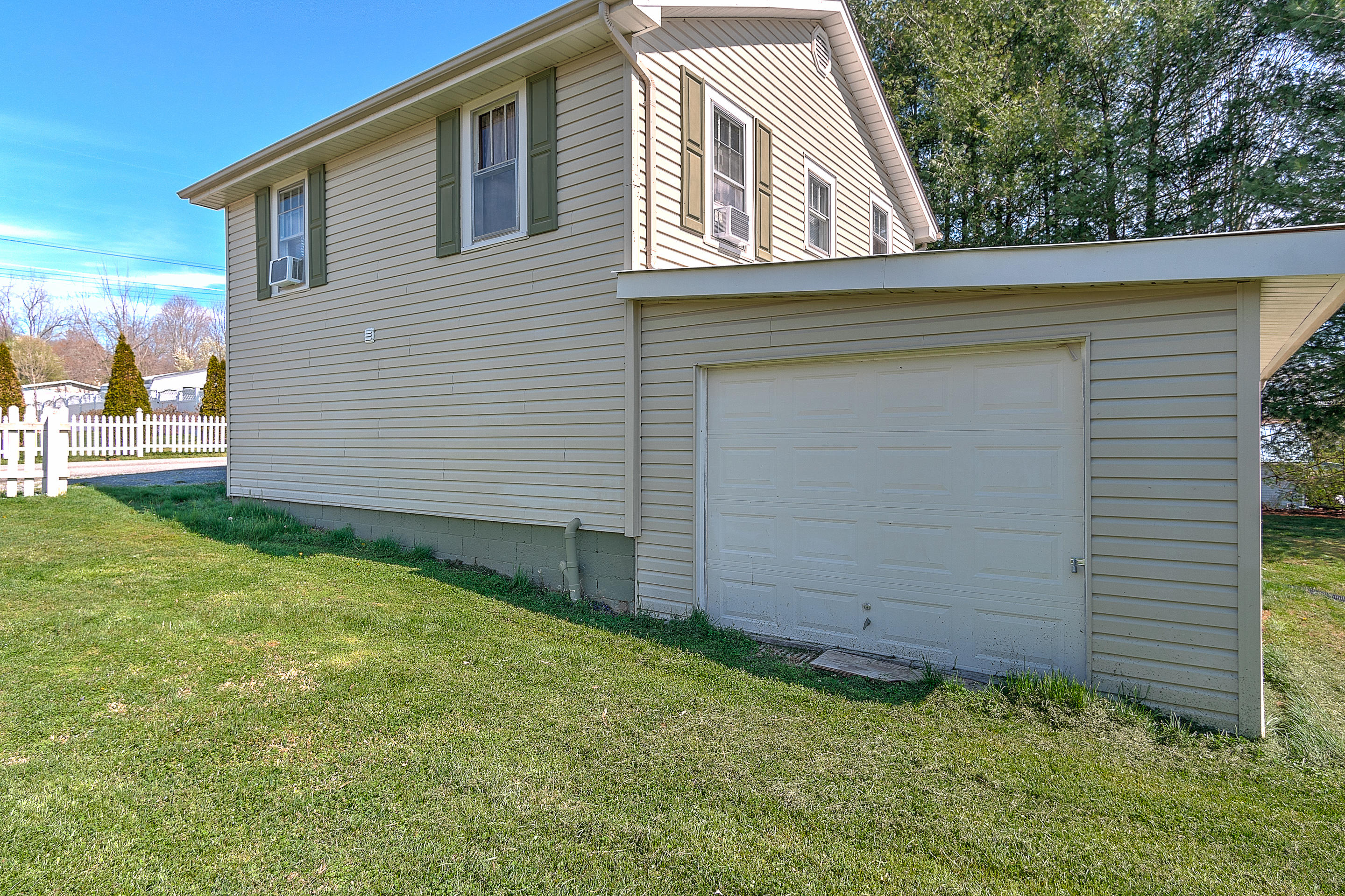 2138 6th Street Bristol, TN 37620 - Photo 34 of 44 exterior_mls-9