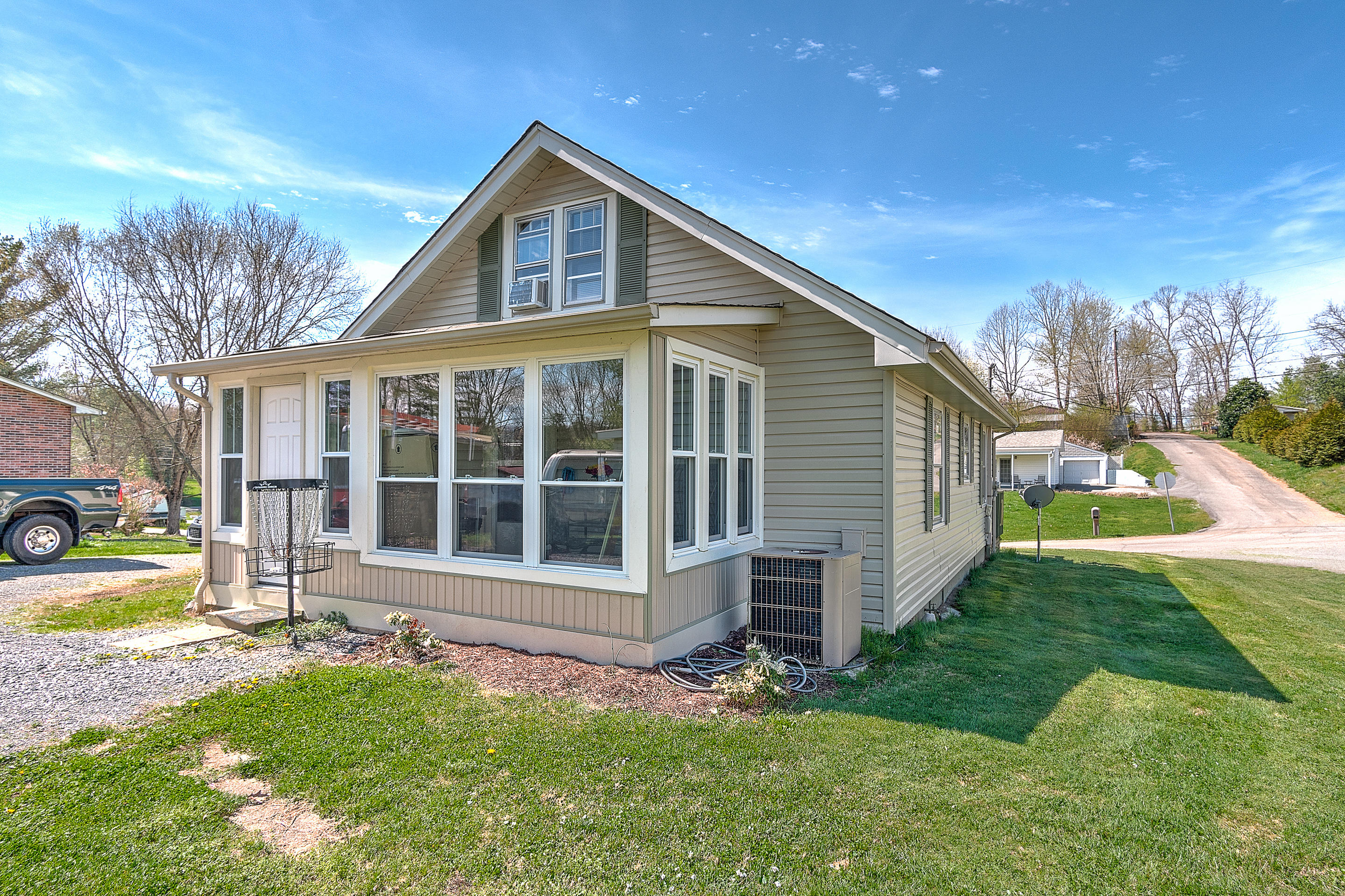 2138 6th Street Bristol, TN 37620 - Photo 6 of 44 exterior_mls-11
