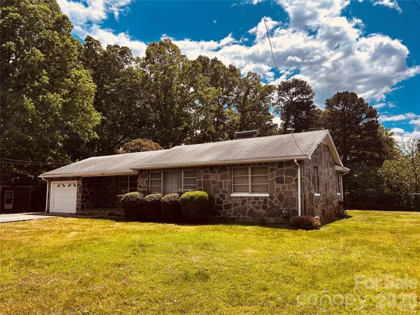 $198,900 | 2525 13th Avenue Southwest, Hickory, NC 28602