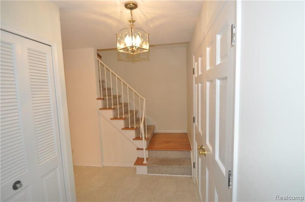 29511 Fox Grove Road Farmington Hills, MI 48334 - Photo 10 of 18