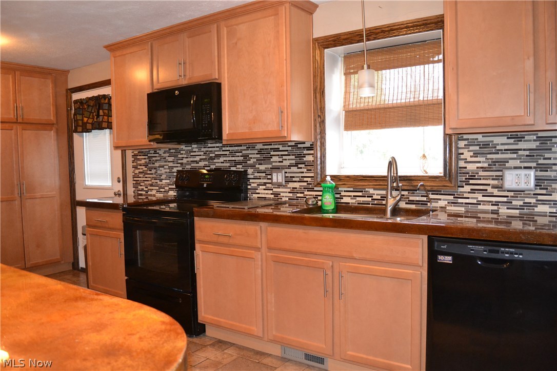 2230 Demington Avenue Northwest Canton, OH 44708 - Photo 4 of 24