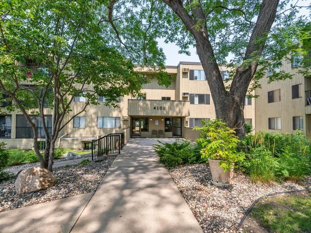 $1,390 | 4101 Parklawn Avenue, Unit 130, Edina, MN 55435