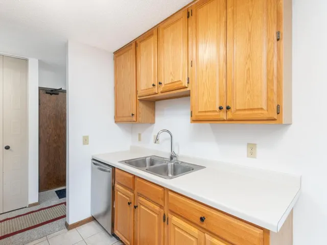 $1,390 | 4101 Parklawn Avenue, Unit 130, Edina, MN 55435