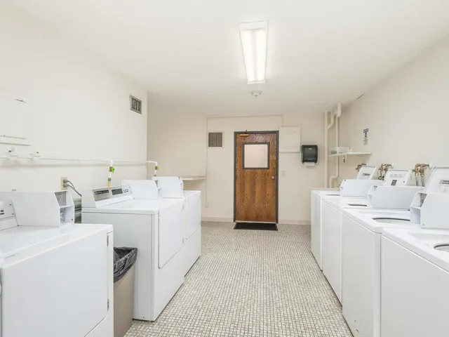 $1,390 | 4101 Parklawn Avenue, Unit 130, Edina, MN 55435