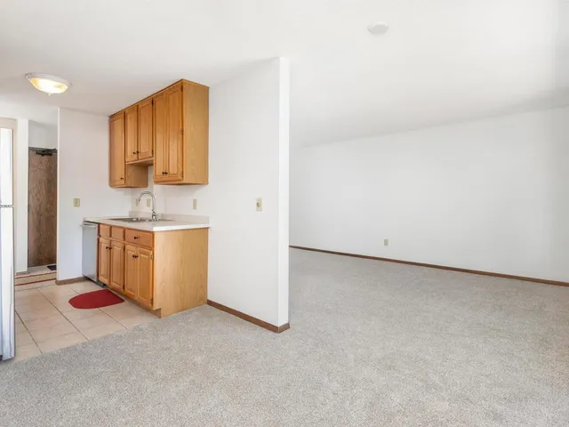 $1,390 | 4101 Parklawn Avenue, Unit 130, Edina, MN 55435