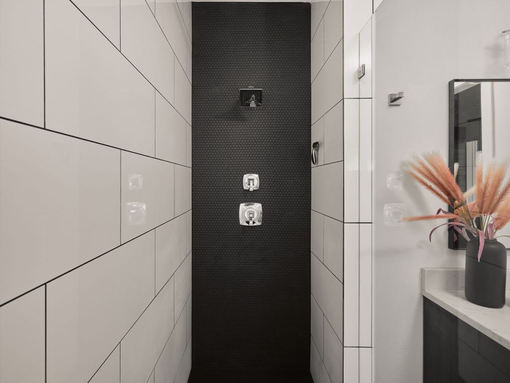 2806 Lyons Road, Unit 1 Austin, TX 78702 - Photo 34 of 39 a view of a hallway