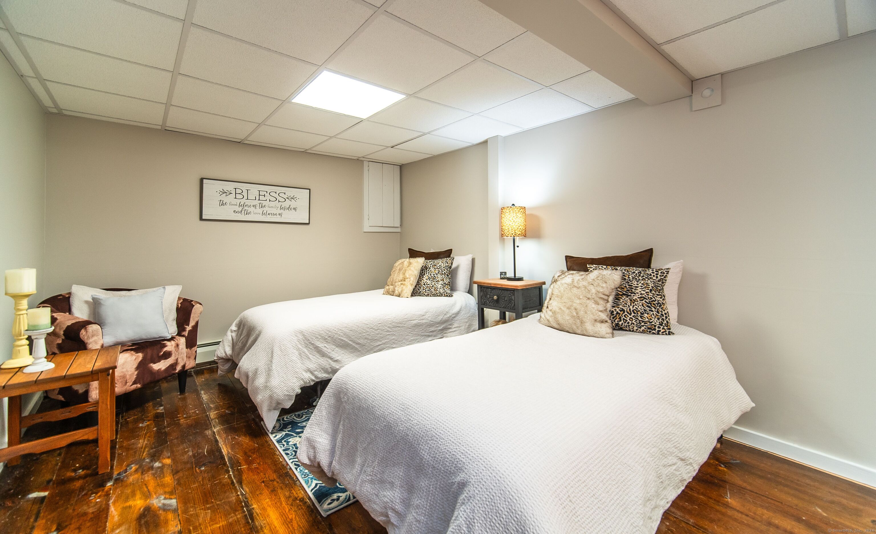 558 North Roast Meat Hill Road Killingworth, CT 06419 - Photo 21 of 37 a bedroom with two beds and a lamp