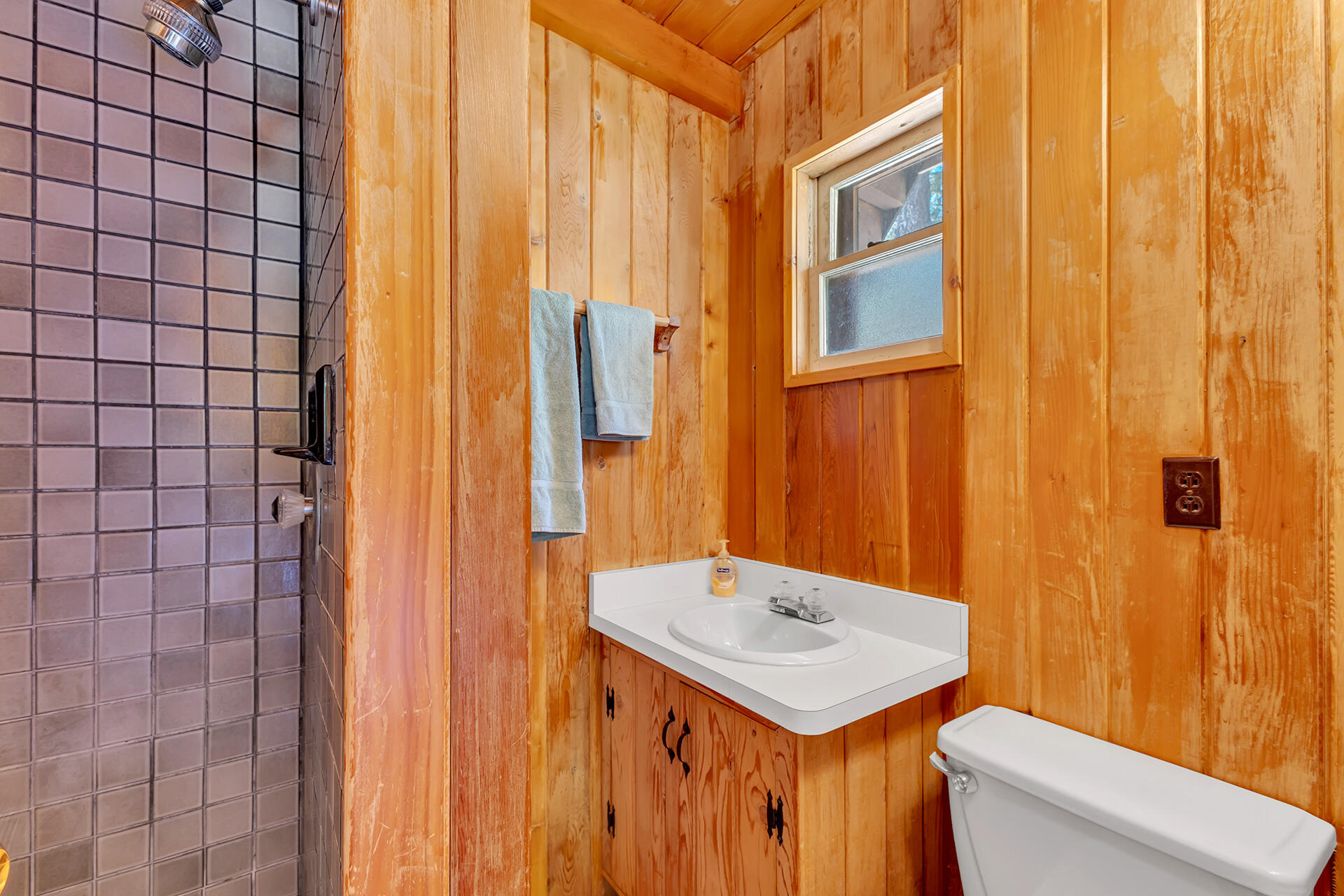 25270 Palomar Road Idyllwild, CA 92549 - Photo 33 of 60 a bathroom with a sink and a mirror