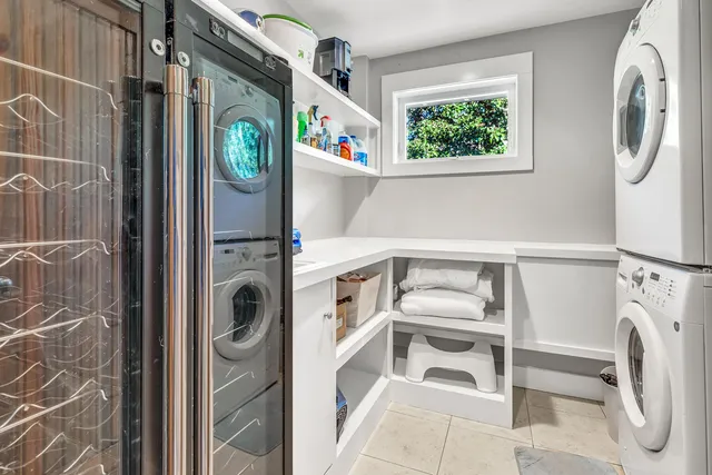a view of entryway with washer and dryer