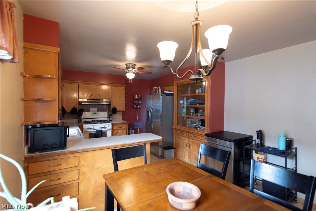 400 Baldwin Road Akron, OH 44312 - Photo 10 of 43 Eat-in kitchen with dining area
