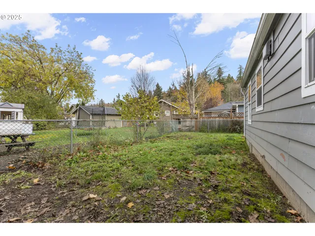 a view of a backyard