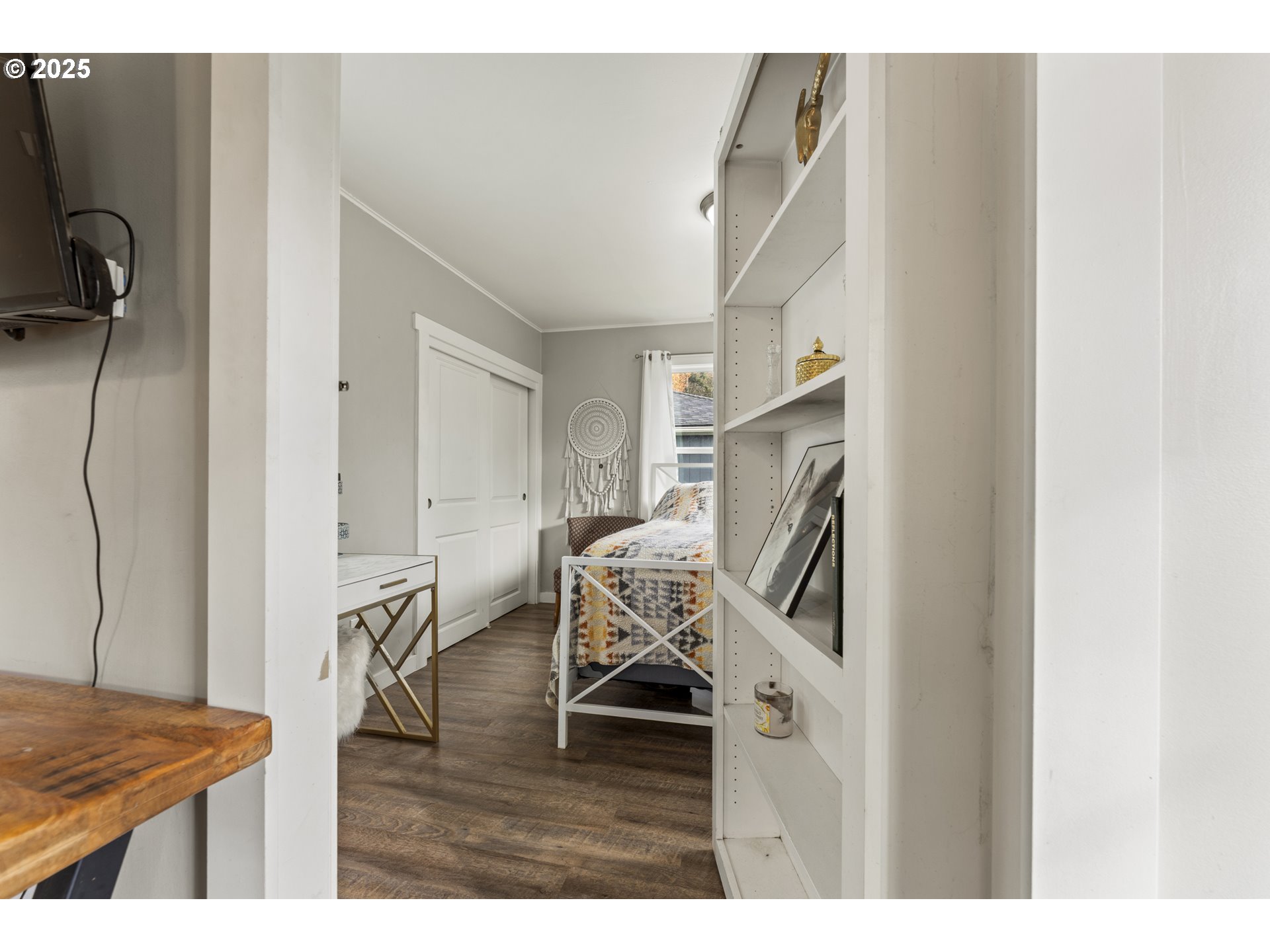411 Lane Street Silverton, OR 97381 - Photo 6 of 21 a view of a livingroom with furniture and a kitchen
