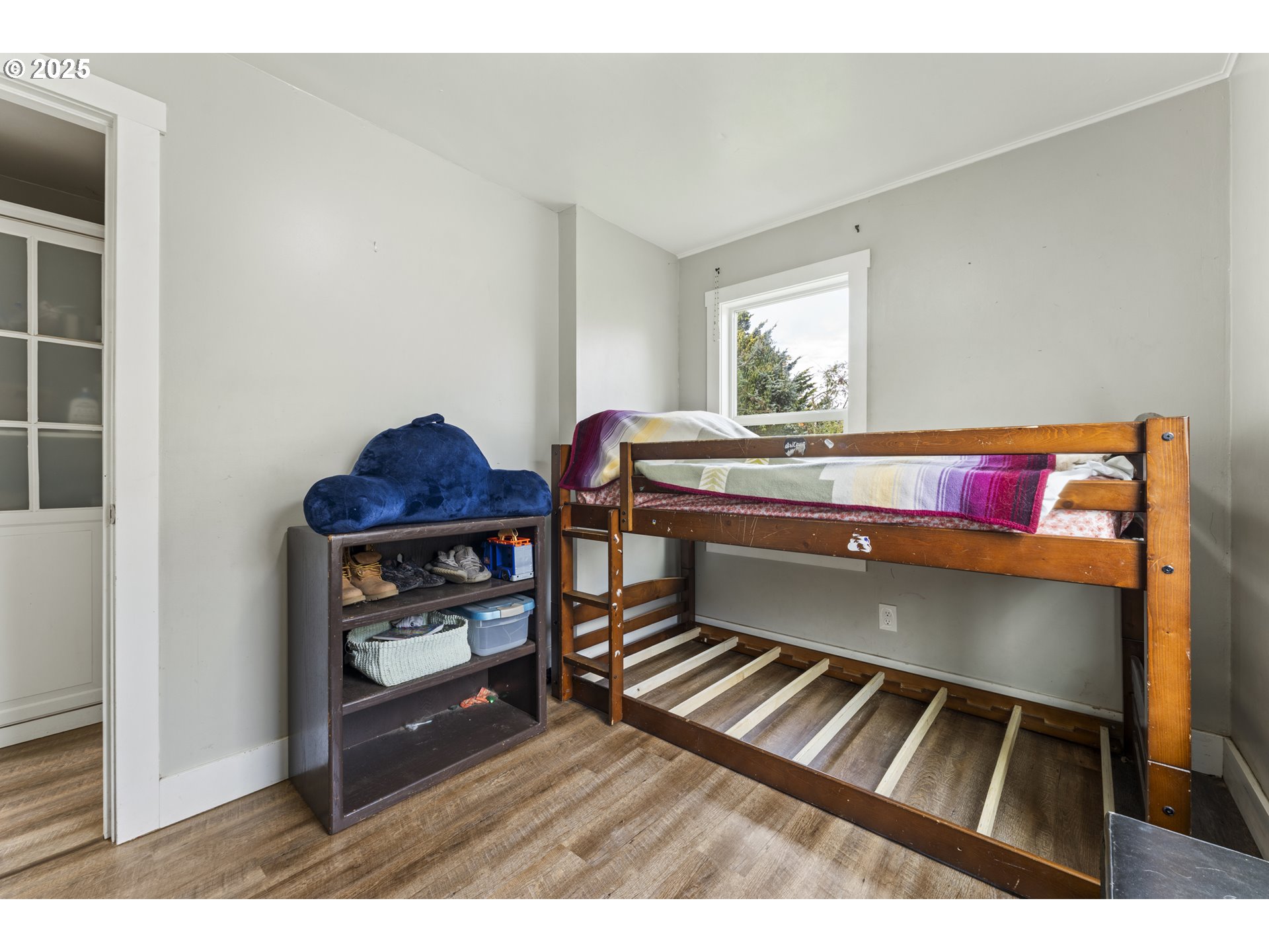 411 Lane Street Silverton, OR 97381 - Photo 9 of 21 a room with furniture and a window