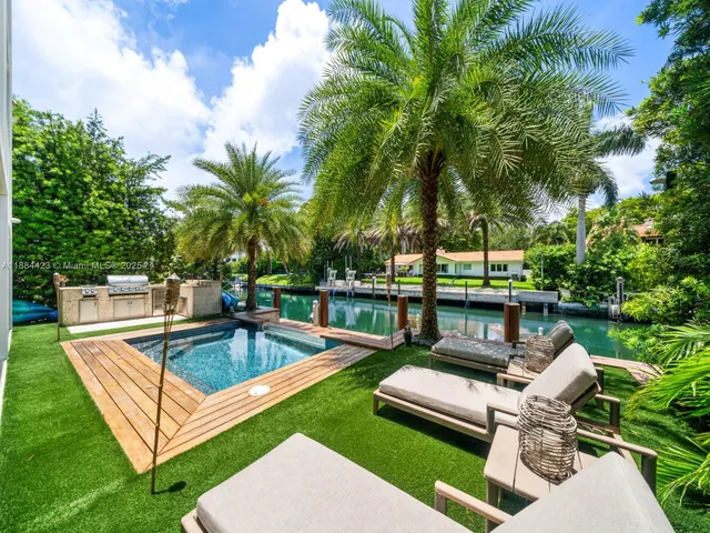 $8,999,000 | 1755 Fairhaven Place, Miami, FL 33133