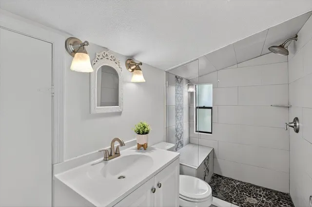 a view of a house with backyard and garden