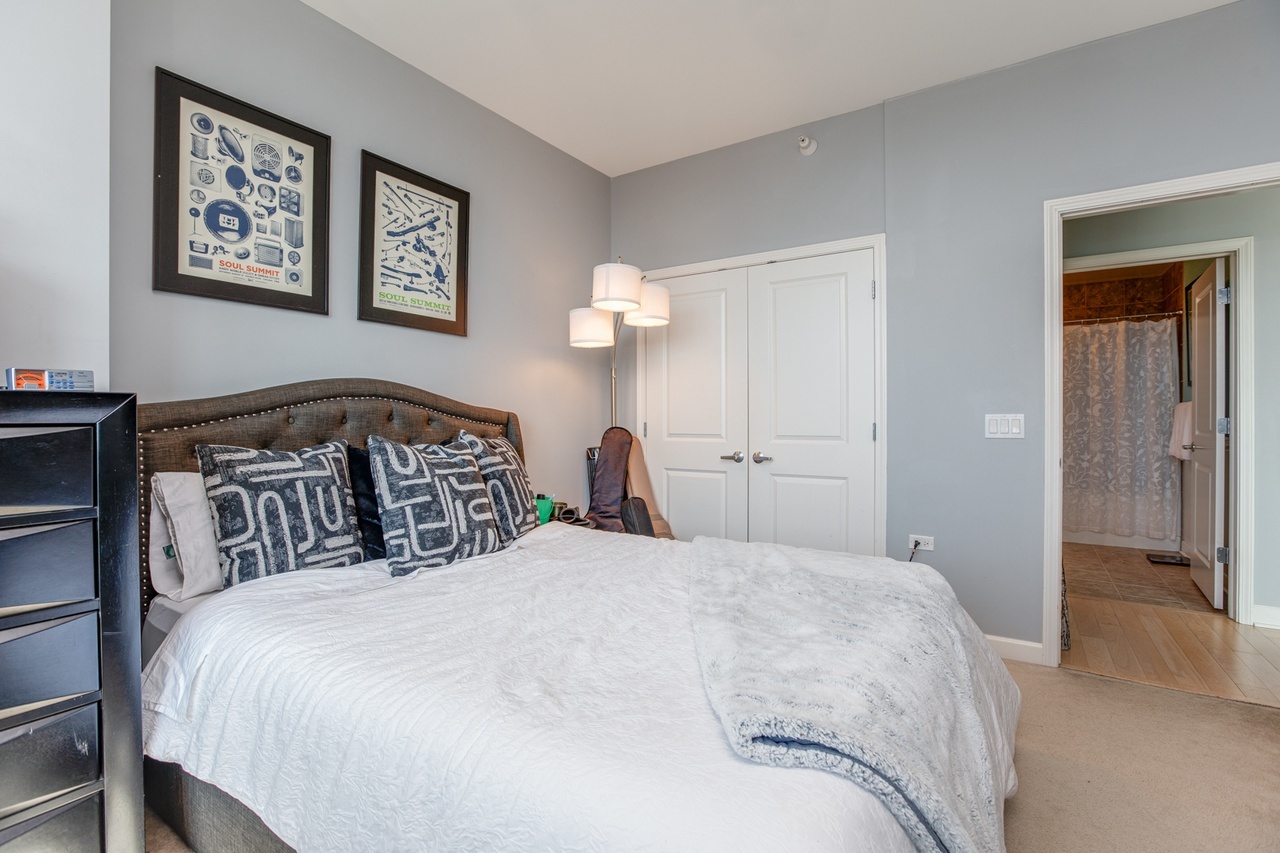 1629 South Prairie Avenue, Unit 2509 Chicago, IL 60616 - Photo 21 of 38 a bedroom with a bed and painting on the wall