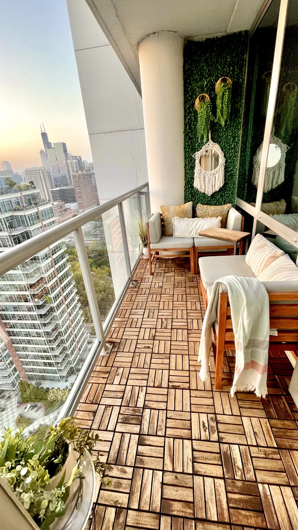 1629 South Prairie Avenue, Unit 2509 Chicago, IL 60616 - Photo 10 of 38 a view of a balcony with wooden floor