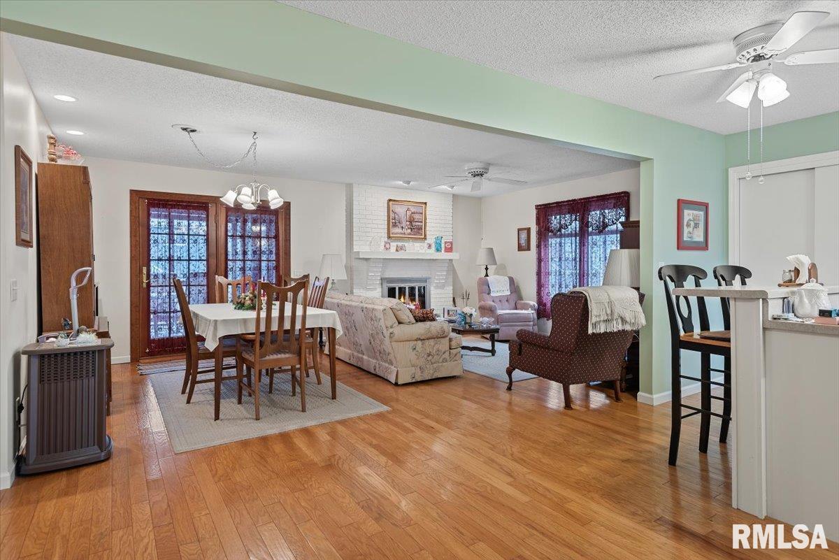 17 Hollybrook Drive Springfield, IL 62702 - Photo 2 of 36