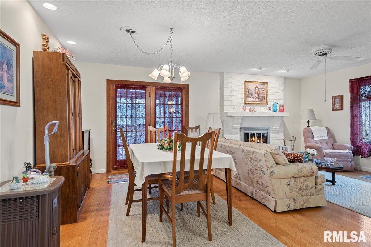 17 Hollybrook Drive Springfield, IL 62702 - Photo 3 of 36