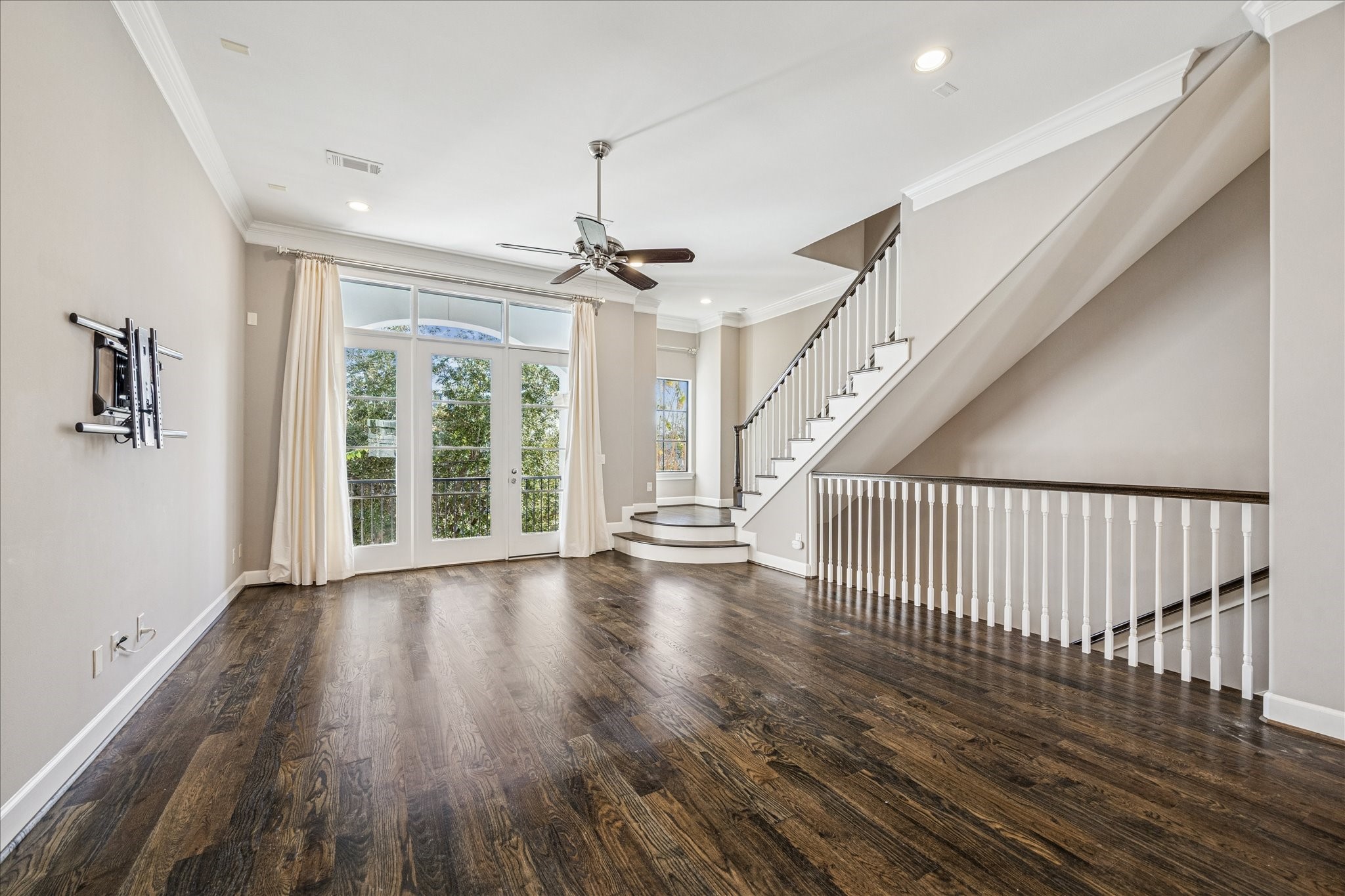 2210 Converse Street Houston, TX 77006 - Photo 13 of 35 An inviting space to relax with family and friends!