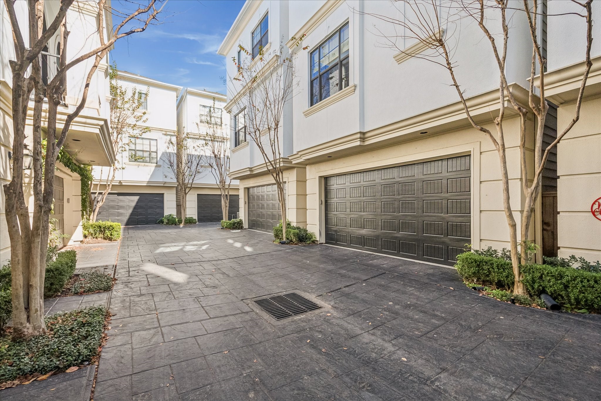 2210 Converse Street Houston, TX 77006 - Photo 28 of 35 a view of a brick house with many windows