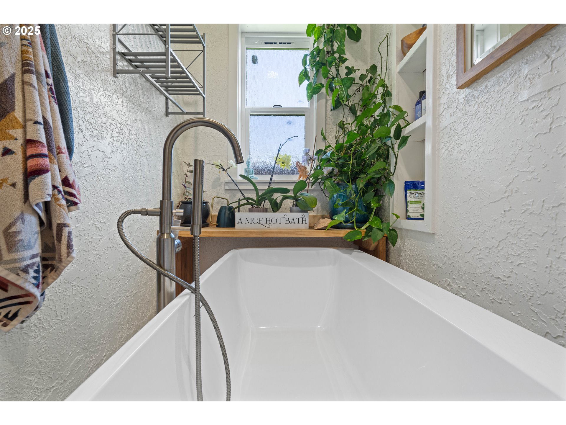 1935 17th Street North Bend, OR 97459 - Photo 16 of 44 a picture of a room