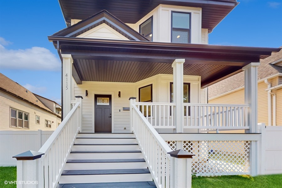 4115 North Ridgeway Avenue Chicago, IL 60618 - Photo 3 of 46 a view of entryway