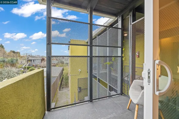 a view of entryway with patio