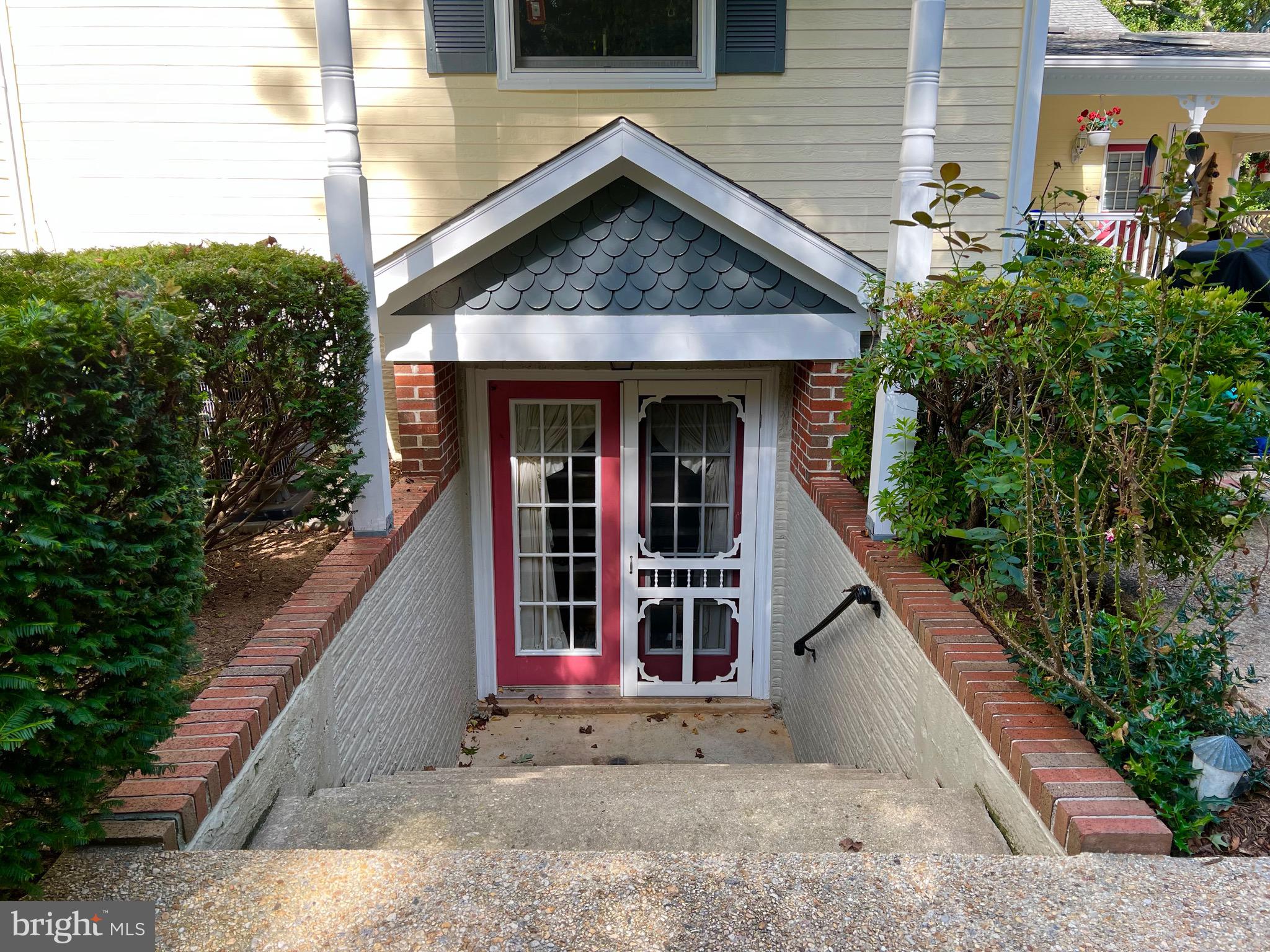 3690 Russell Road Woodbridge, VA 22192 - Photo 6 of 58 Basement Walk up