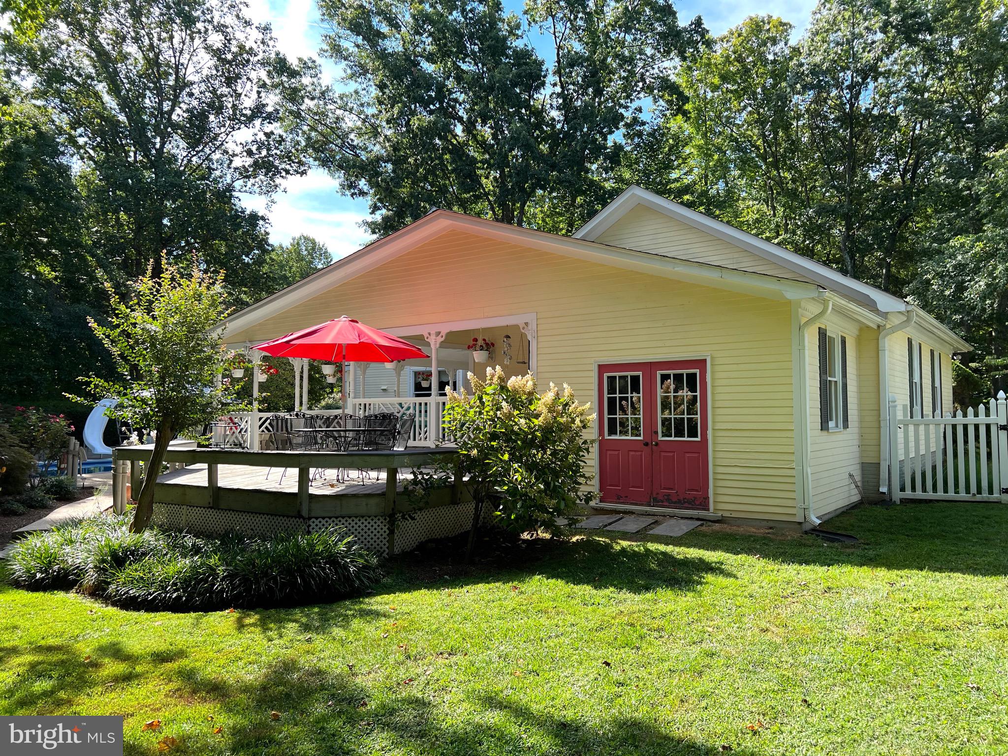 3690 Russell Road Woodbridge, VA 22192 - Photo 8 of 58 Backyard Deck