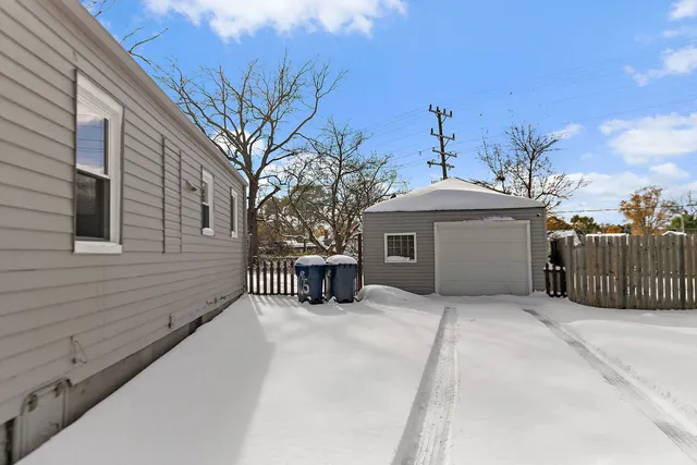 $2,000 | 1105 Woodlawn Circle, Waukegan, IL 60085