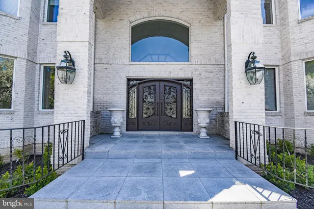 a view of entryway with a garden