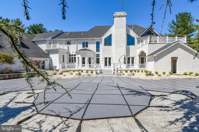 a view of multiple houses with a yard