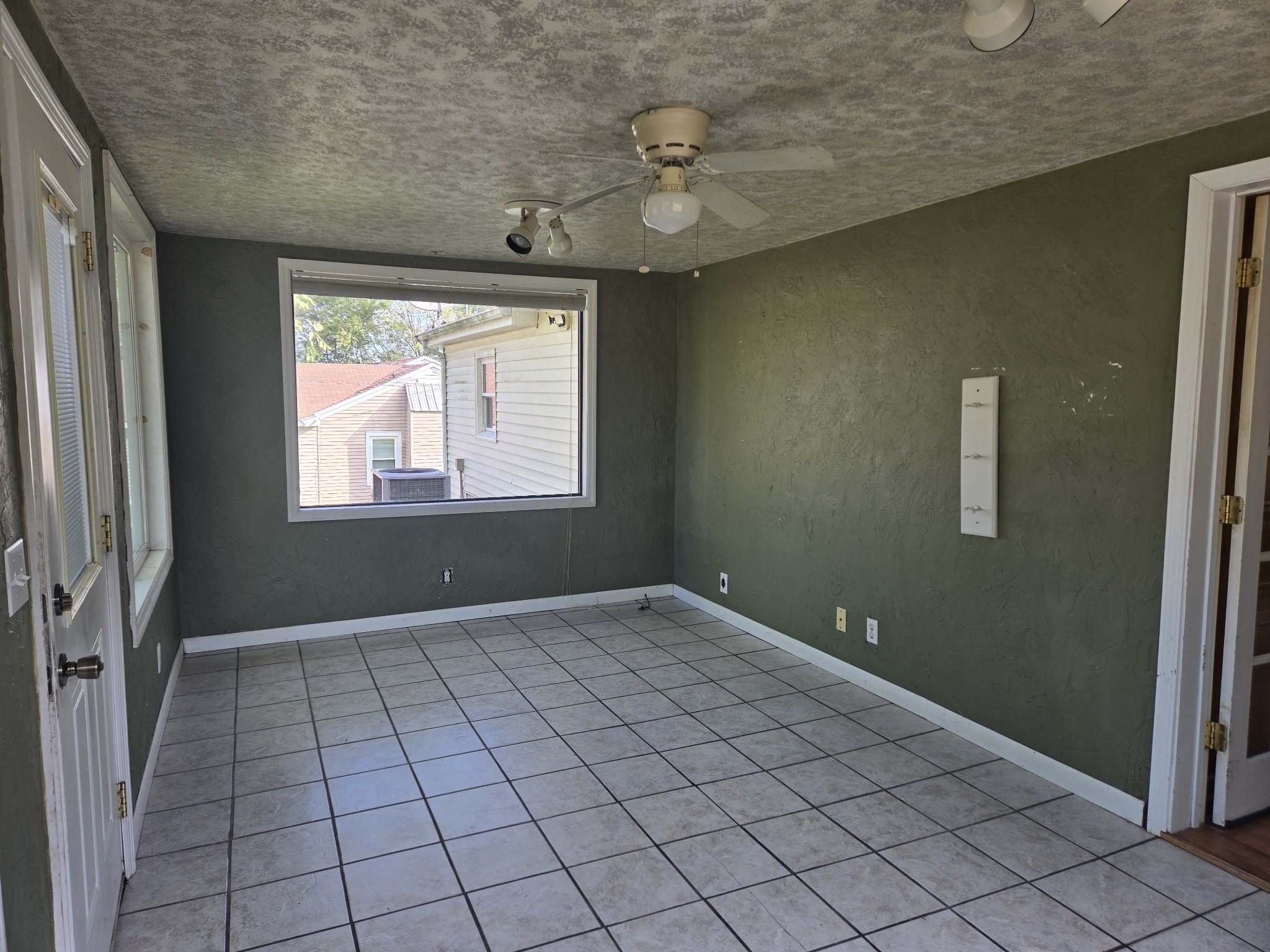 4671 Talley Road Springfield, TN 37172 - Photo 15 of 19 an empty room with windows