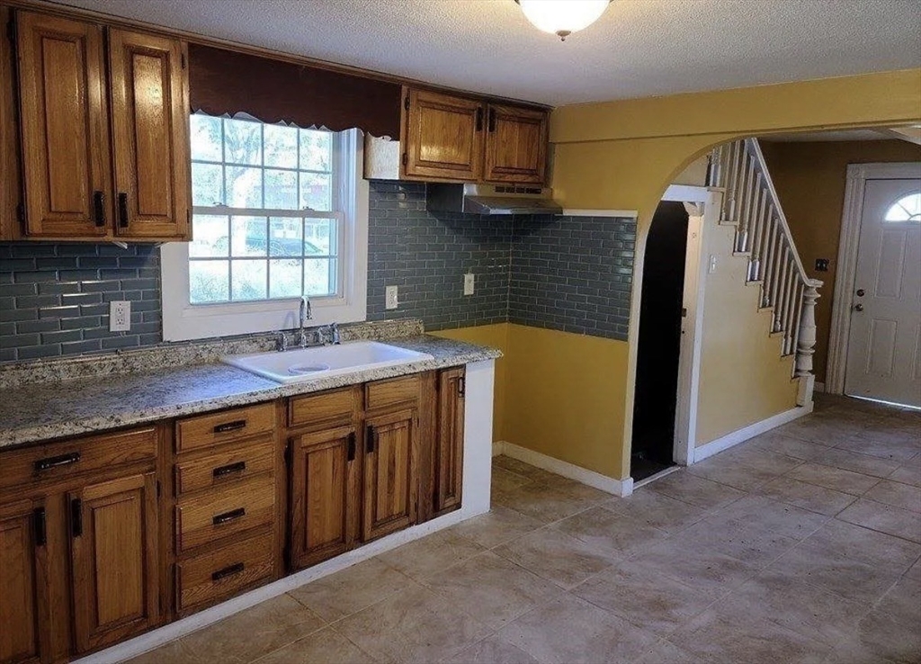 32 Randall Place Springfield, MA 01108 - Photo 4 of 7