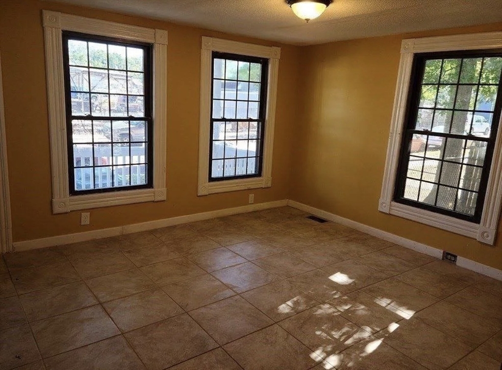 32 Randall Place Springfield, MA 01108 - Photo 6 of 7