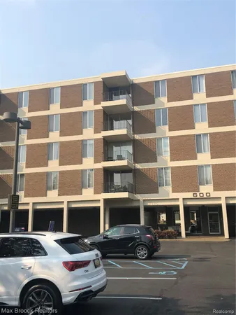 $2,300 | 600 West Brown Street, Unit 309, Birmingham, MI 48009